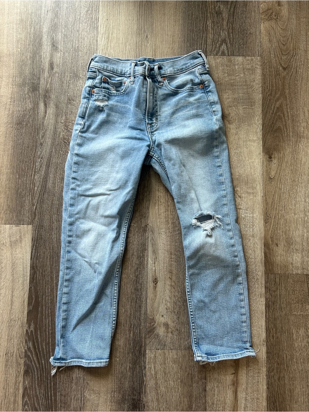 EUC Women’s Gap Cigarette High Rise Jeans Size 4P Distressed